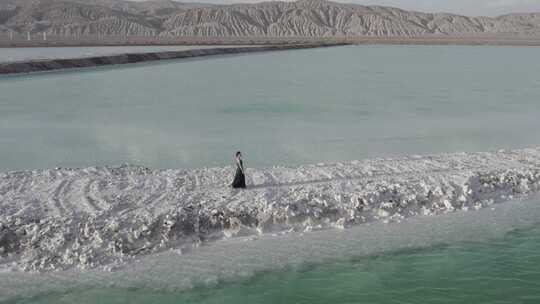 青海海西大柴旦翡翠湖水面人物航拍视频