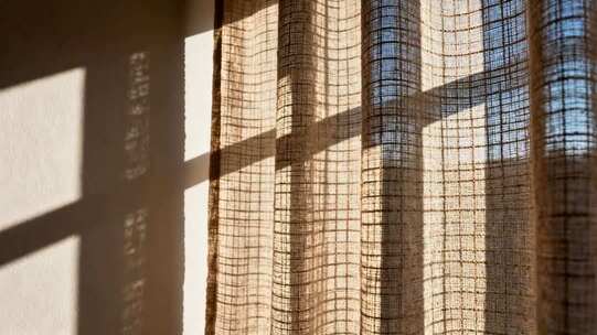 阳光透过窗帘形成光影