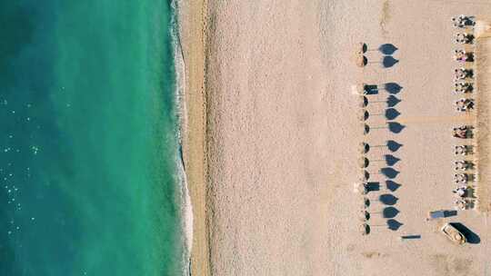 航拍海浪冲击沙滩海滩海岛度假酒店马尔代夫