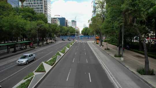 无人机在墨西哥城改革大道上逆向拍摄，完全emp视频素材模板下载