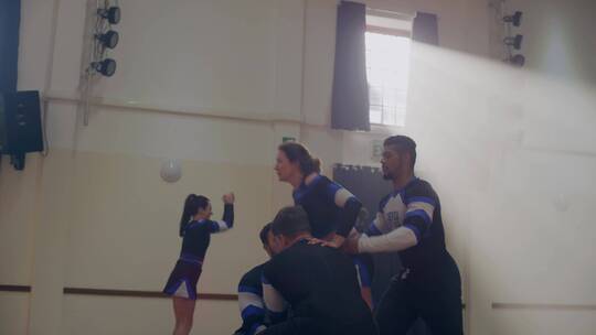 在健身房训练的啦啦队视频素材模板下载