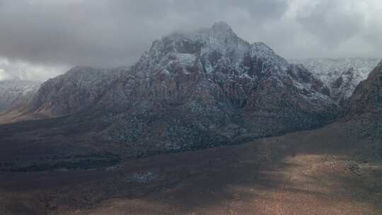 云在雪山上空移动