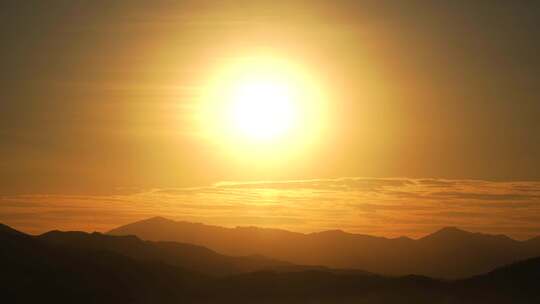 山峰日落延时黄昏夕阳山脉阳光森林夜幕降临