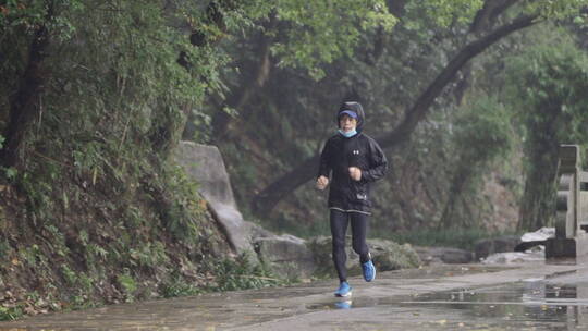 公园里雨中跑步-锻炼身体