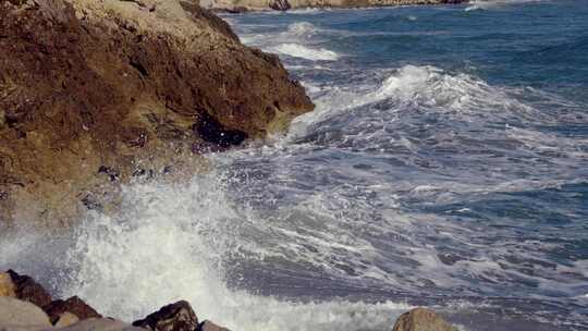 巨浪冲击着岩石海岸