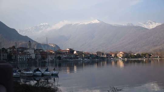 山脚下的小镇风景