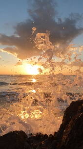 海浪拍打礁石——慢镜头浪花大海海水