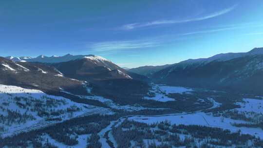 新疆阿勒泰地区禾木风景区雪山自然风光