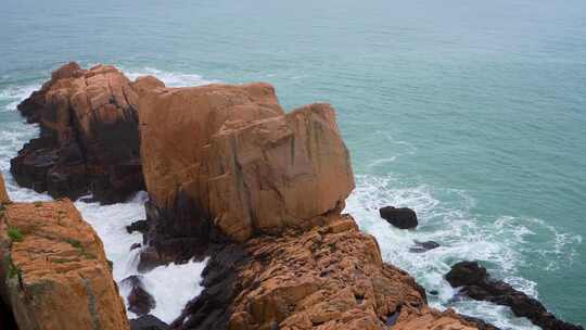 海边岩石与海浪的自然景观