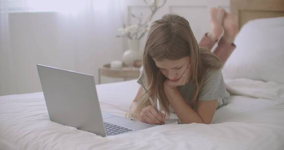 女孩在家里用笔记本电脑远程学习