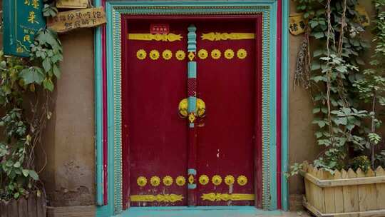 新疆喀什特色五颜六色各式各样的门推进旅拍