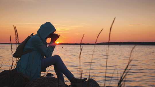 夕阳背影、唯美夕阳、情绪女孩、海边剪影视频素材模板下载