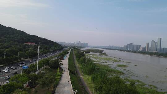 城市航拍湖南长沙湘江风光带沿河交通