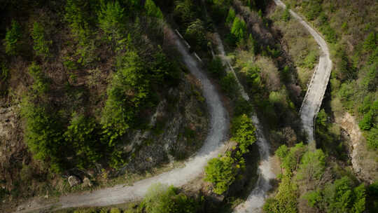 盘旋蜿蜒山地公路