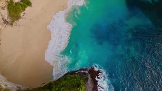 FPV穿越机无人机航拍大海海浪冲击海滩沙滩