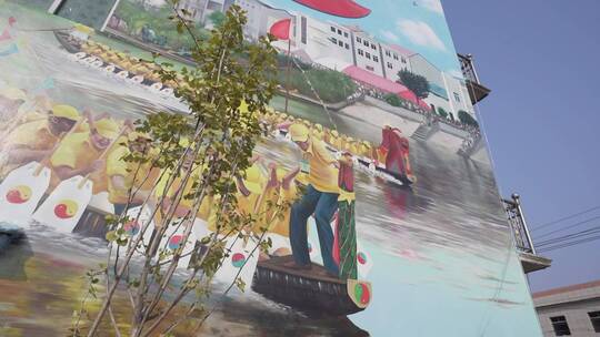 村子里的巨幅赛龙舟农民画