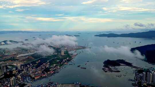 云雾缭绕的海滨城市鸟瞰全景