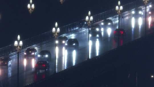 雨天夜晚南京长江大桥上的车水马龙