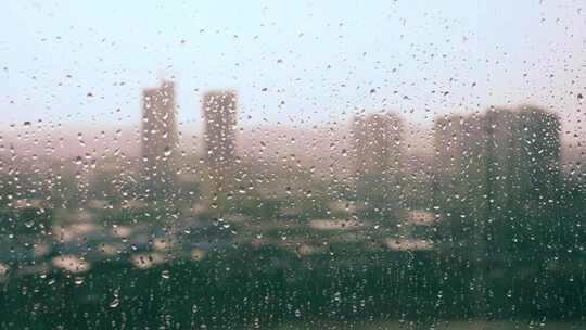 傍晚雨天水打在玻璃上