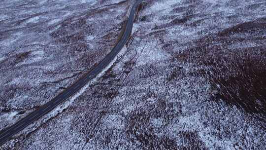 广阔雪景中道路的鸟瞰图