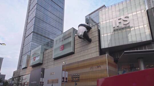 成都旅游春熙路商业区IFS熊猫爬墙前景遮挡
