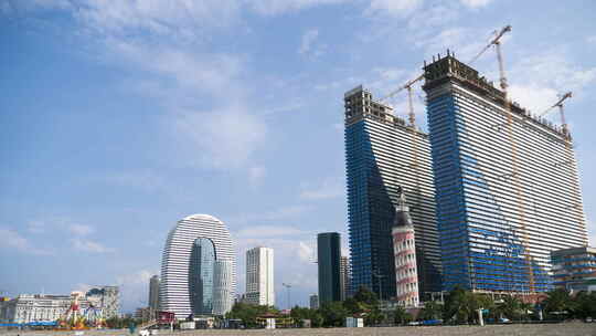 使用塔式起重机建造现代摩天大楼。延时。蓝天上移动的云