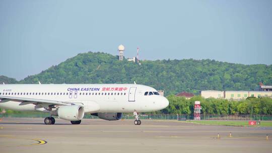 东方航空飞机滑行视频素材模板下载