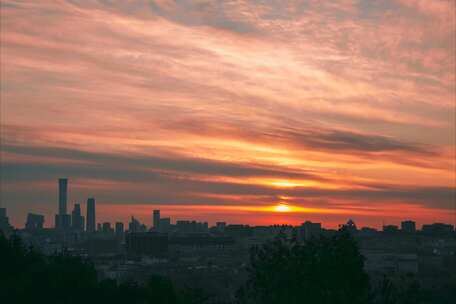 夕阳下城市天际线的美丽剪影