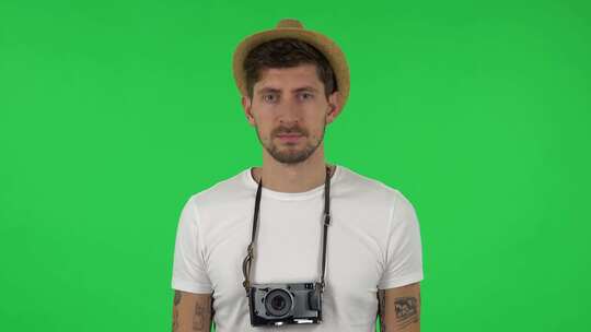 度假时戴帽子的游客肖像在复古相机上拍照高清在线视频素材下载