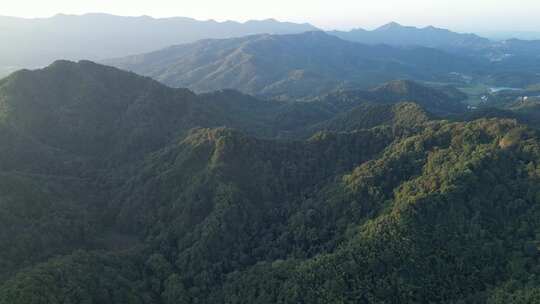 航拍连绵起伏的大山