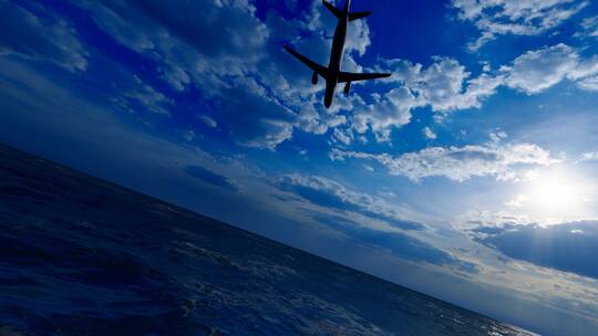 飞机飞过太平洋海面