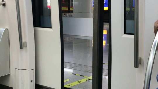 天津地铁3号线地铁车门关闭