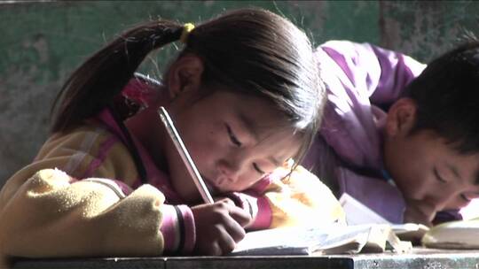 孩子们在中国农村的教室里学习