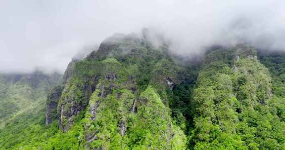 航拍大山云海峡谷山峰巍峨高山青山