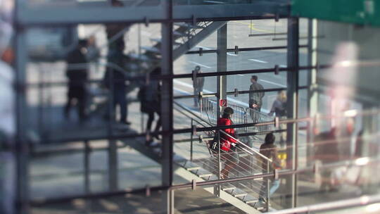 波恩机场乘客下楼视频素材模板下载