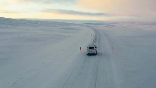 航拍汽车行驶在雪路上雪地汽车行驶