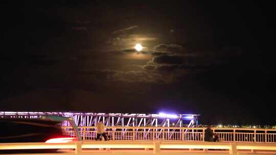 上海临港新城夜景月亮延时
