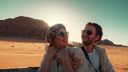 沙漠中接吻的恋人视频素材模板下载