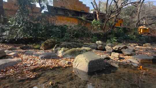 山林间的岩石小溪与寺庙古建筑相映成趣