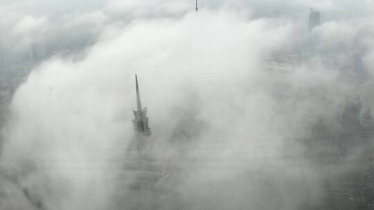城市上空的云朵触碰到摩天大楼