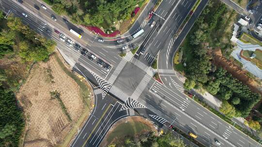 航拍俯瞰环绕威海文化西路九华路十字路口