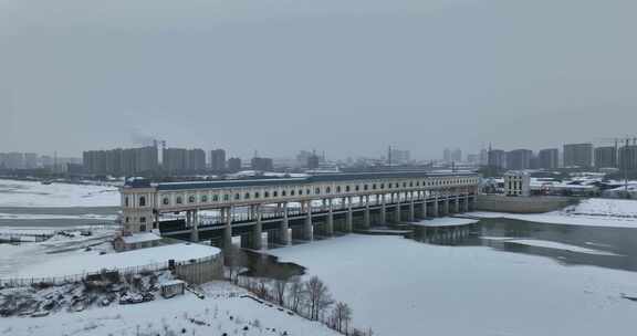 黑龙江牡丹江市冬天江上建筑航拍