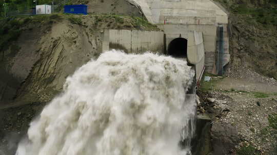 从水电站泄洪道向下方湍流盆地的强力流出