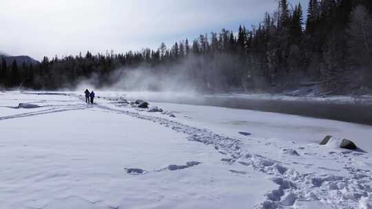 航拍新疆冬季喀纳斯神仙湾晨雾雪山森林雪景