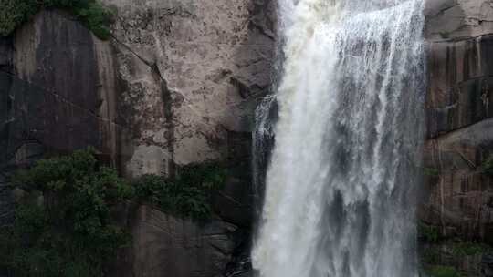 雨后泰山，飞瀑流水