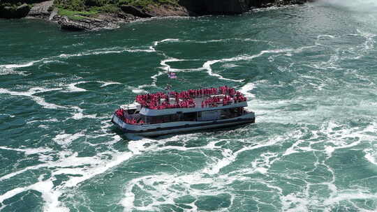 乘船游览尼亚加拉瀑布-游客乘船游览加拿大尼亚加拉河