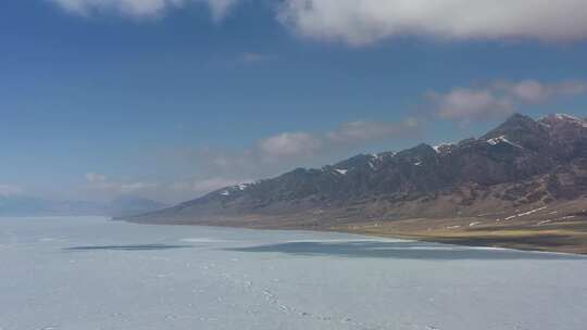 航拍新疆赛里木湖雪景