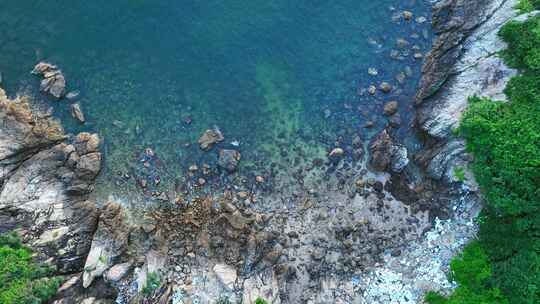 广东上川岛海岸线海浪拍打礁石航拍旅拍素材