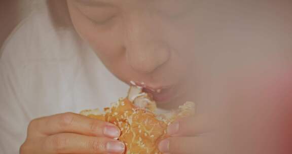 女人暴饮暴食吃汉堡不健康饮食