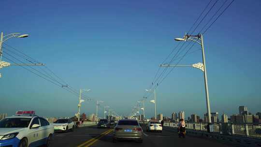 武汉大桥上行驶车窗外风景开车第一视角风光